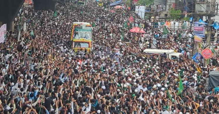 চট্টগ্রামে জশনে জুলুসে লাখো মানুষের ঢল, শোনা যায় তাকবিরের ধ্বনি