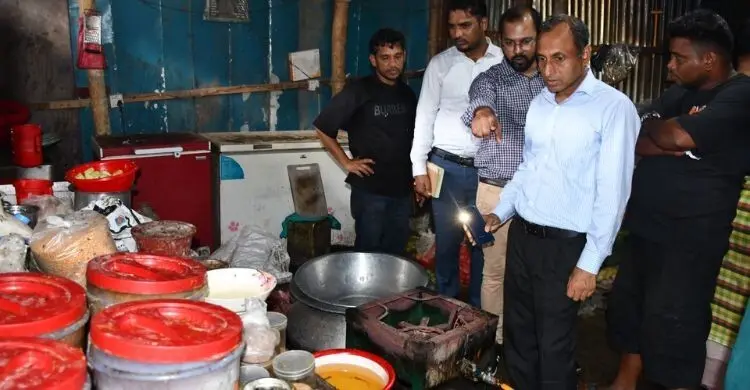 পতেঙ্গার ৩ রেস্তোরাঁকে জরিমানা, অস্বাস্থ্যকর পরিবেশে খাবার তৈরির অভিযোগ