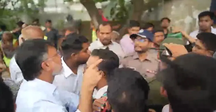 উত্তরখানে পরিচ্ছন্নতাকর্মীদের ওপর হামলা, প্রশাসক-এমপিকে লক্ষ্য করে ইট বর্ষণ