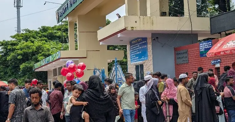 বৃষ্টি উপেক্ষা করে চিড়িয়াখানায় হাজারো দর্শনার্থী, ছুটির দিনে উপচে পড়া ভিড়