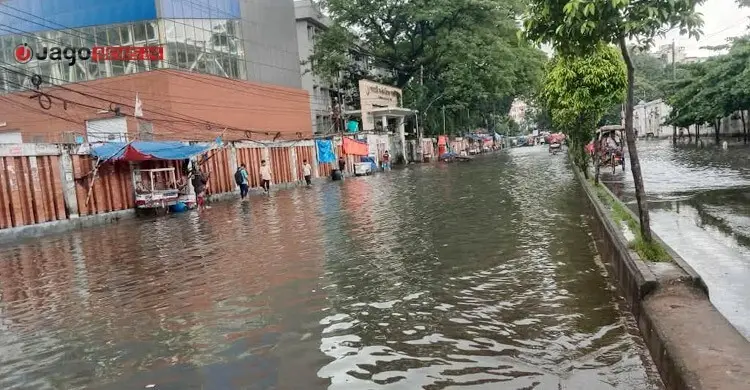 ঢাকায় ৩১ মিলিমিটার বৃষ্টি, গরম কমলেও জলাবদ্ধতায় নগরবাসীর দুর্ভোগ