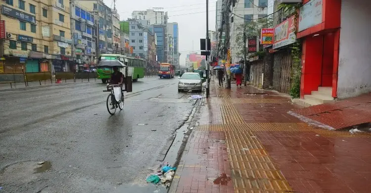 সকালের হালকা বৃষ্টিতে স্বস্তি ঢাকায়, আরও ৬ ঘণ্টা বৃষ্টির সম্ভাবনা