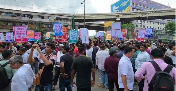 বনানীতে স্লিপার বাস মালিকদের অবরোধ, চরম দুর্ভোগে নগরবাসী