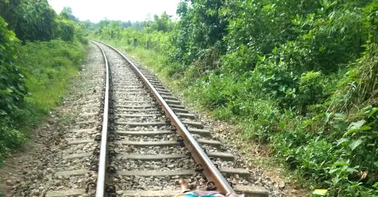 কালুরঘাটে প্রবাল এক্সপ্রেসে কাটা পড়ে তরুণীর মৃত্যু