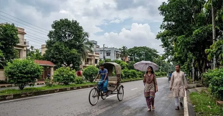 ঢাকায় দুপুরের আগেই হালকা বৃষ্টির সম্ভাবনা, কমবে তাপমাত্রা