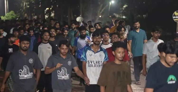 হুমকিতে থামবে না আন্দোলন, মধ্যরাতে বিক্ষোভে চুয়েট শিক্ষার্থীরা