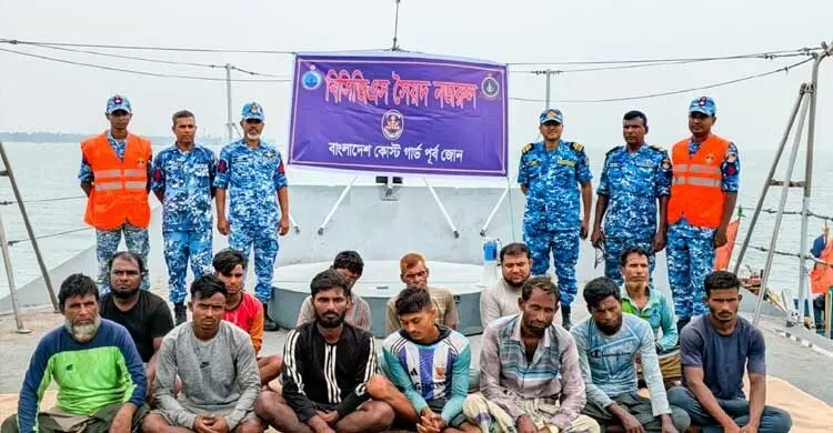 ইঞ্জিন বিকল হয়ে সমুদ্রে আটকা পড়া ১৩ জেলেকে উদ্ধার করেছে কোস্ট গার্ড