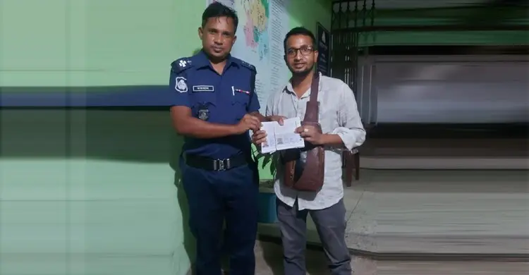 ওয়াশরুমে গত্তই ছেড়ে চলে গেল বাস, ৯৯৯-এ ফিরে পেলেন পাসপোর্ট-লাগেজ