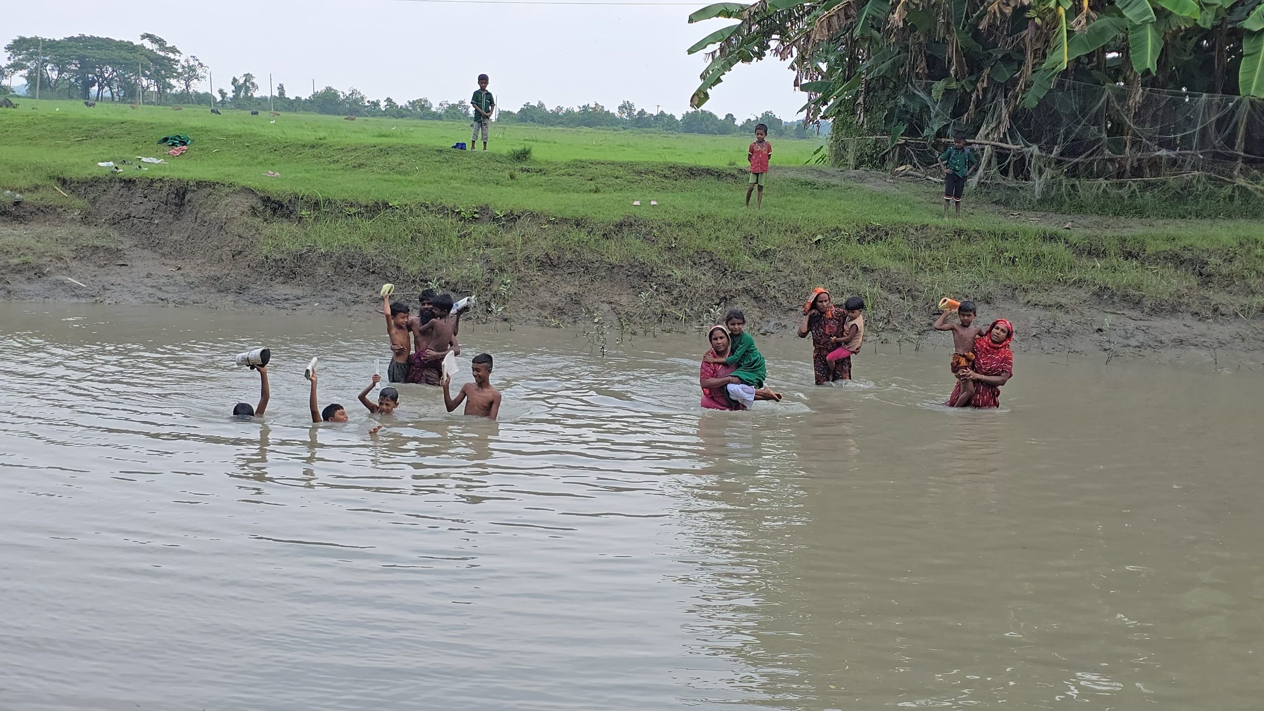 বিদ্যালয় আছে, পড়াশোনার আগ্রহ আছে—শুধু নেই নিরাপদে সেখানে পৌঁছানোর পথ