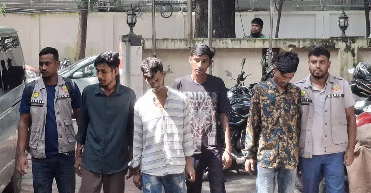 গেন্ডারিয়ায় মাদক নিয়ন্ত্রণে টক্কর, অস্ত্র-ইয়াবাসহ গ্রেফতার ৪