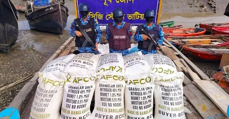 সীতাকুণ্ডে মিয়ানমারগামী ৪১০ বস্তা সার জব্দ, কার্গো বোট আটক