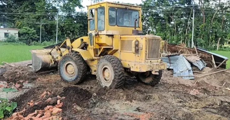 হাটহাজারীতে অবৈধ দখল উচ্ছেদ করে আড়াই কোটি টাকার জমি উদ্ধার