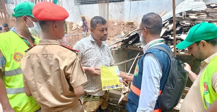 ডেঙ্গু ঠেকাতে ডিএনসিসির দিনব্যাপী অভিযান, লার্ভায় দোকানিকে জরিমানা