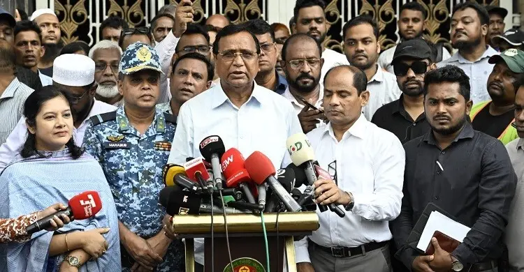 পুরান ঢাকায় ডিএসসিসির অভিযান: দখলমুক্ত ফুটপাত ও পরিচ্ছন্নতা নিশ্চিত