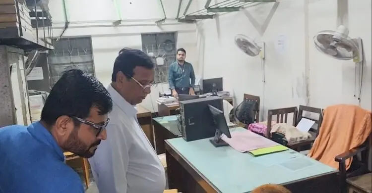 গেট বন্ধ করে হাজিরা মেলালেন ডিএসসিসি প্রশাসক, অনুপস্থিত ২৫ শতাংশ