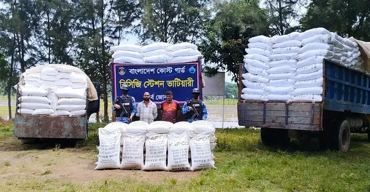 মিয়ানমারগামী ৭০০ বস্তা ইউরিয়া সারসহ সীতাকুণ্ডে দুই পাচারকারী আটক