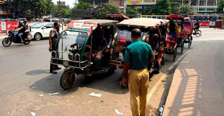 কুড়িল চৌরাস্তায় অভিযান: প্রধান সড়ক থেকে ব্যাটারিচালিত রিকশা সরানো