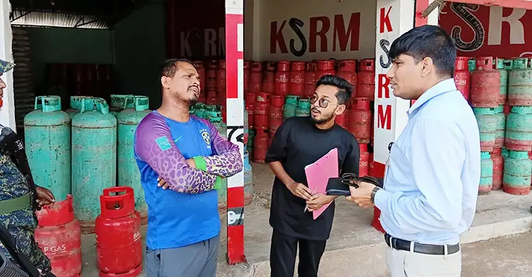 গ্যাস-চিনিতে ধোঁকা: ফেনীতে দুই ব্যবসায়ী প্রতিষ্ঠানের ৫৫ হাজার টাকা জরিমানা