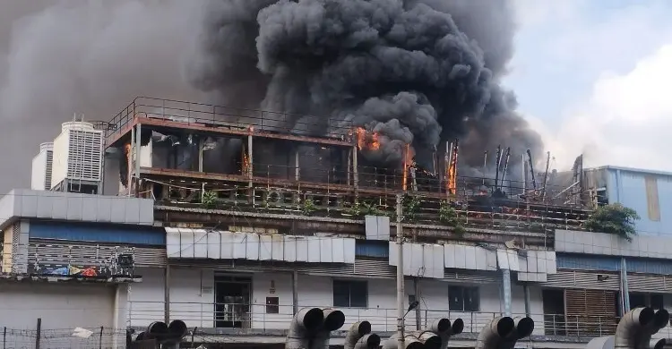 আধা ঘণ্টার লড়াইয়ে মহাখালীর চারতলা ভবনের ছাদের আগুন নিয়ন্ত্রণে