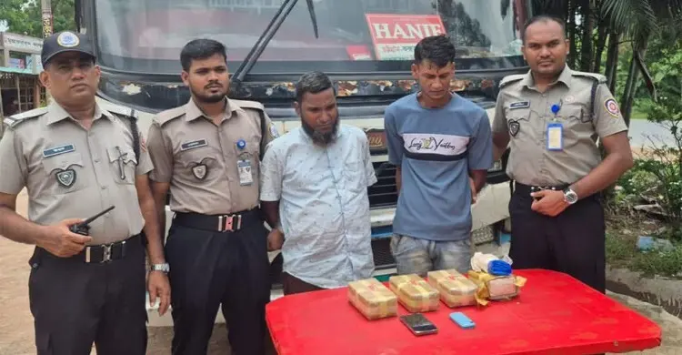 গোপন চেম্বারে ৪০ হাজার ইয়াবা, হানিফ বাসের চালক-হেলপার গ্রেপ্তার