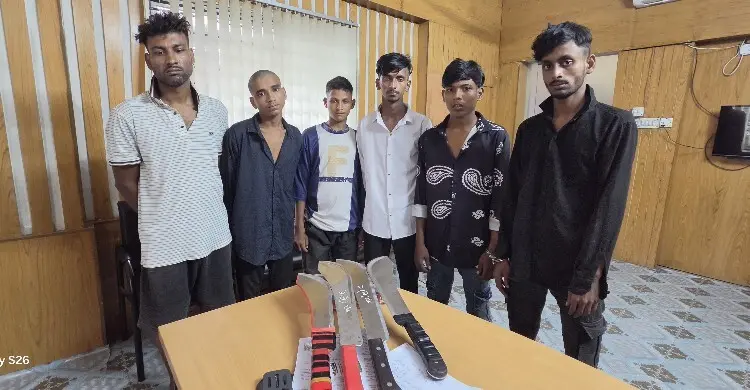 চাপাতি ও রিকশা চুরি: আদাবরে গ্রেফতার হলেন ছিনতাইকারী চক্রের ৬ সদস্য