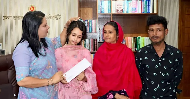 দারিদ্র্য জয় করে জিপিএ-৫, ডাক্তার হওয়ার স্বপ্ন পূরণে পাশে জেলা প্রশাসক