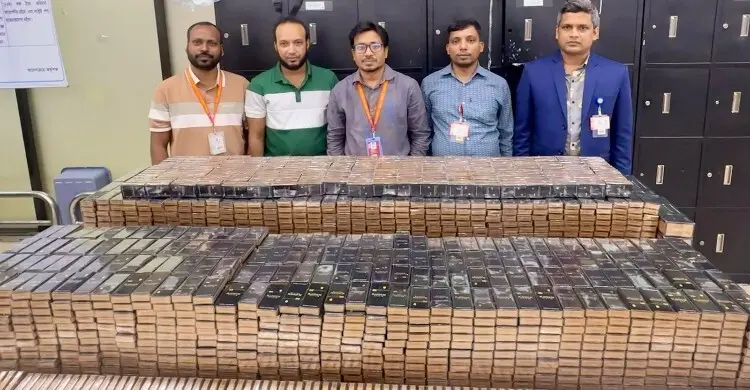 বিমানবন্দরে সিআইডির অভিযানে কোটি টাকার সিগারেট ও ফোন জব্দ
