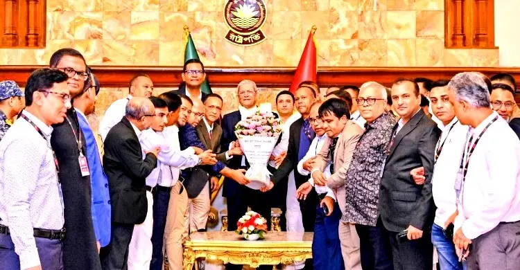 বঙ্গভবনে রাষ্ট্রপতির সঙ্গে সাক্ষাৎ করলেন ঢাকা কলেজের প্রাক্তন শিক্ষার্থীরা