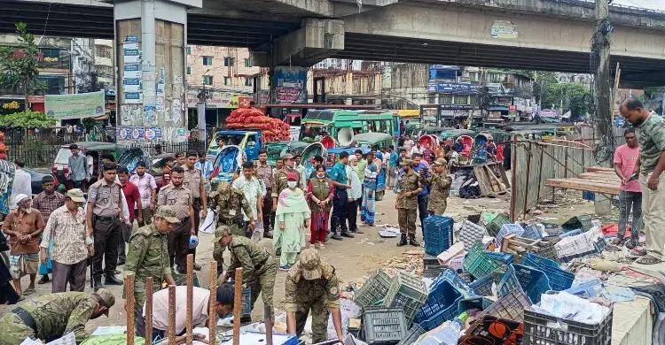বহদ্দারহাটে সড়ক-ফুটপাতের দখল সরাল চসিক, উচ্ছেদ ২০০ অবৈধ দোকান