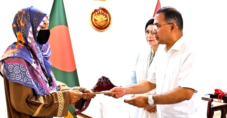 হাটহাজারীতে গোলা বিস্ফোরণে নিহত সেনাসদস্যদের পরিবারের পাশে প্রধানমন্ত্রী