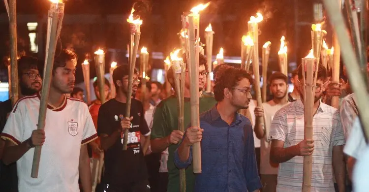 উপাচার্য ফিরিয়ে আনতে চুয়েট শিক্ষার্থীদের মশাল ও মোমবাতি প্রতিবাদ