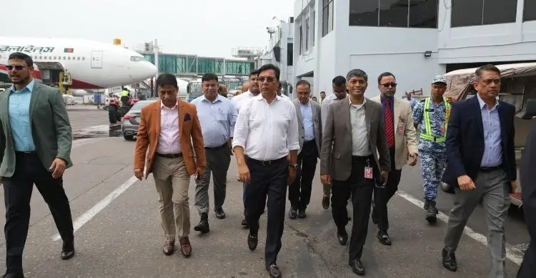 শাহজালালে আকস্মিক বিমানমন্ত্রী: লাগেজ দ্রুত পেতে যাত্রীর অপেক্ষা কমানোর নির্দেশ