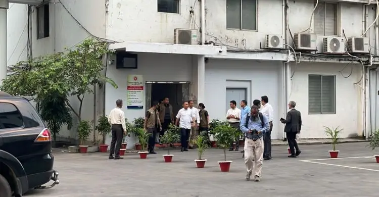 কৃষি মন্ত্রণালয় পরিদর্শন শেষে লিফট এড়িয়ে হেঁটে কার্যালয়ে তারেক রহমান