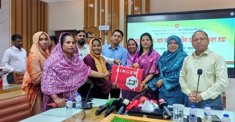 তিন দশক পর ঘরের স্বপ্ন পূরণ, খাসজমি ও সেলাই মেশিন পেল বেদেপল্লি
