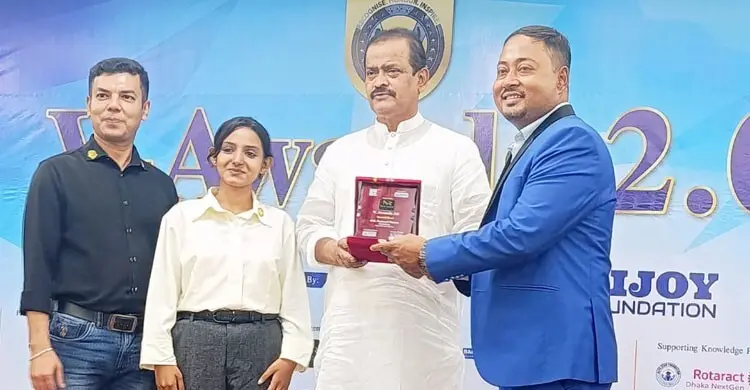 রাজধানীতে গুণী ও সমাজসেবকদের সম্মাননা দিলো ‘ভি অ্যাওয়ার্ড ২.০’