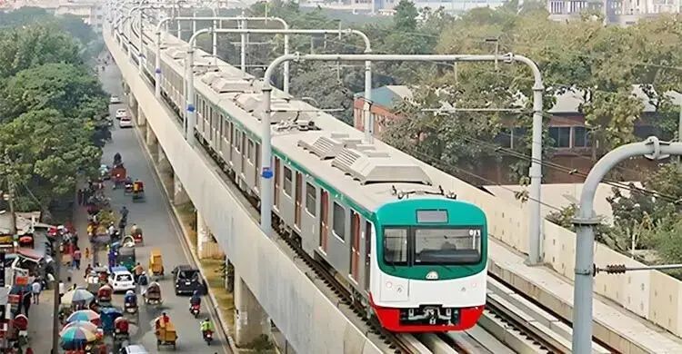 ঢাবি এলাকায় মেট্রোর তারে কাপড়, ৪০ মিনিট থমকে ছিল ট্রেন