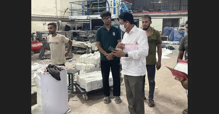 নিম্নমানের কাগজের অভিযোগ, মধ্যরাতে মাতুয়াইলের ছাপাখানায় শিক্ষামন্ত্রী