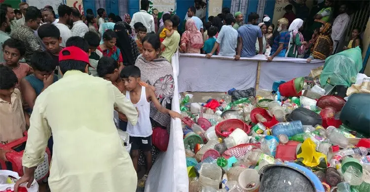 প্লাস্টিক বর্জ্যের বিনিময়ে নিত্যপণ্য, কামরাঙ্গীরচরে জমে উঠেছে বিশেষ বাজার