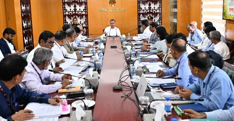 হেঁটে কৃষি মন্ত্রণালয়ে প্রধানমন্ত্রী, আমদানি কমিয়ে উৎপাদন বাড়ানোর তাগিদ