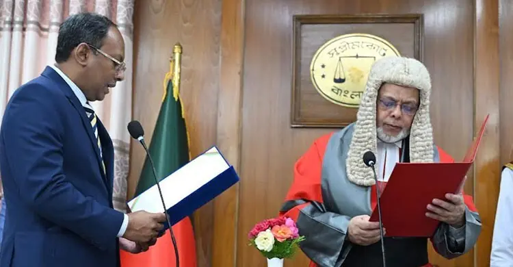 সুপ্রিম কোর্টে পিএসসি চেয়ারম্যান পদে শপথ নিলেন নাজমুজ্জামান ভূঁইয়া