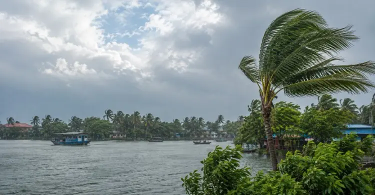 দুপুর নাগাদ ১২ অঞ্চলে বজ্রসহ বৃষ্টি, নদীবন্দরে সংকেত এক