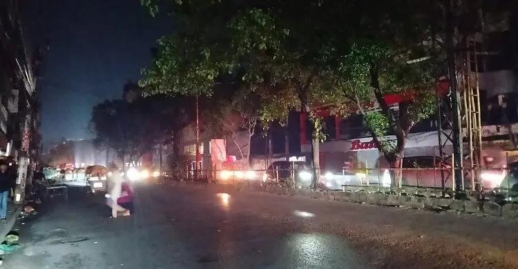 লোডশেডিংয়ে অন্ধকারে ডুবছে রাজধানীর সড়ক, বাড়ছে দুর্ঘটনার শঙ্কা