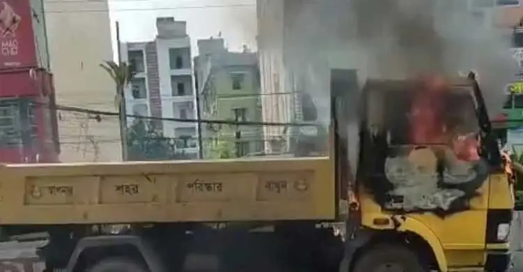 ফুটপাত উচ্ছেদ ঘিরে মিরপুর-১০য় সংঘর্ষ, আগুনে পুড়ল সিটির ময়লার গাড়ি