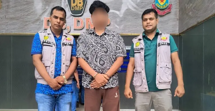 অনলাইনে ভুয়া ঋণের ফাঁদ: ৬১ অবৈধ সিমসহ জামালপুরে গ্রেপ্তার তরুণ