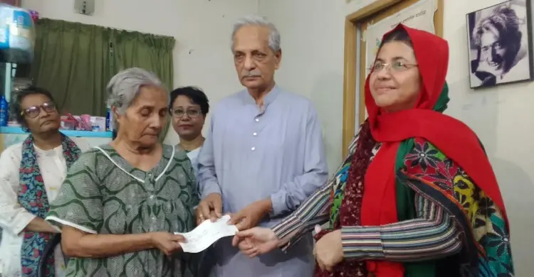 ভাষাসৈনিক আবদুল মতিনের সহধর্মিণীর পাশে মন্ত্রী, পাঁচ লাখ টাকা সহায়তা