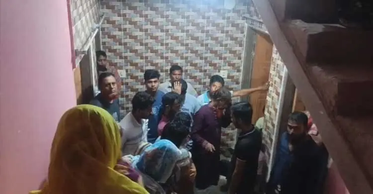আশুলিয়ায় পাঁচতলা ভবনের ছাদে প্রবাসীর স্ত্রীকে গলা কেটে হত্যা