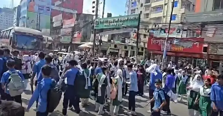 মধ্য বাড্ডায় ৩০০ শিক্ষার্থীর সড়ক অবরোধ, ১৫ মিনিটেই ফিরে আসে স্বাভাবিকতা