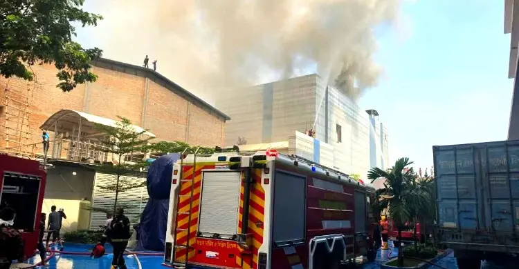 টঙ্গীর ড্রাগ ইন্টারন্যাশনালে ভয়াবহ আগুন, নিয়ন্ত্রণে ২০ ইউনিট ফায়ার সার্ভিস
