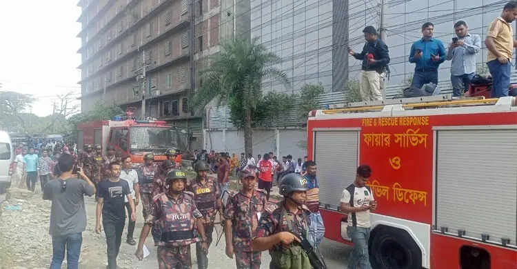 টঙ্গীর ওষুধ কারখানায় আগুন, নিয়ন্ত্রণে নেমেছে বিজিবি ও সেনারা