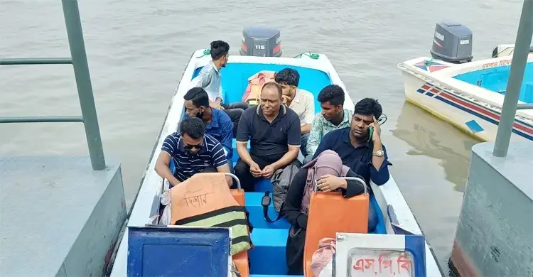 দুর্গাপূজায় নৌপথে কঠোর নিয়ন্ত্রণ: রাতের স্পিডবোট বন্ধসহ ১৬ নির্দেশনা